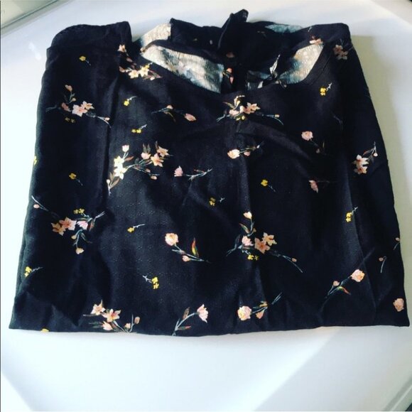 Buffalo xxLarge Women’s Black Floral  Tie Front Top - Picture 13 of 13